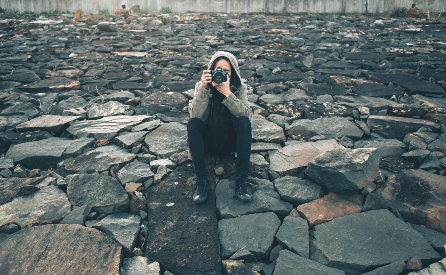 Studente che scatta fotografie di paesaggio durante un'uscita formativa al tramonto