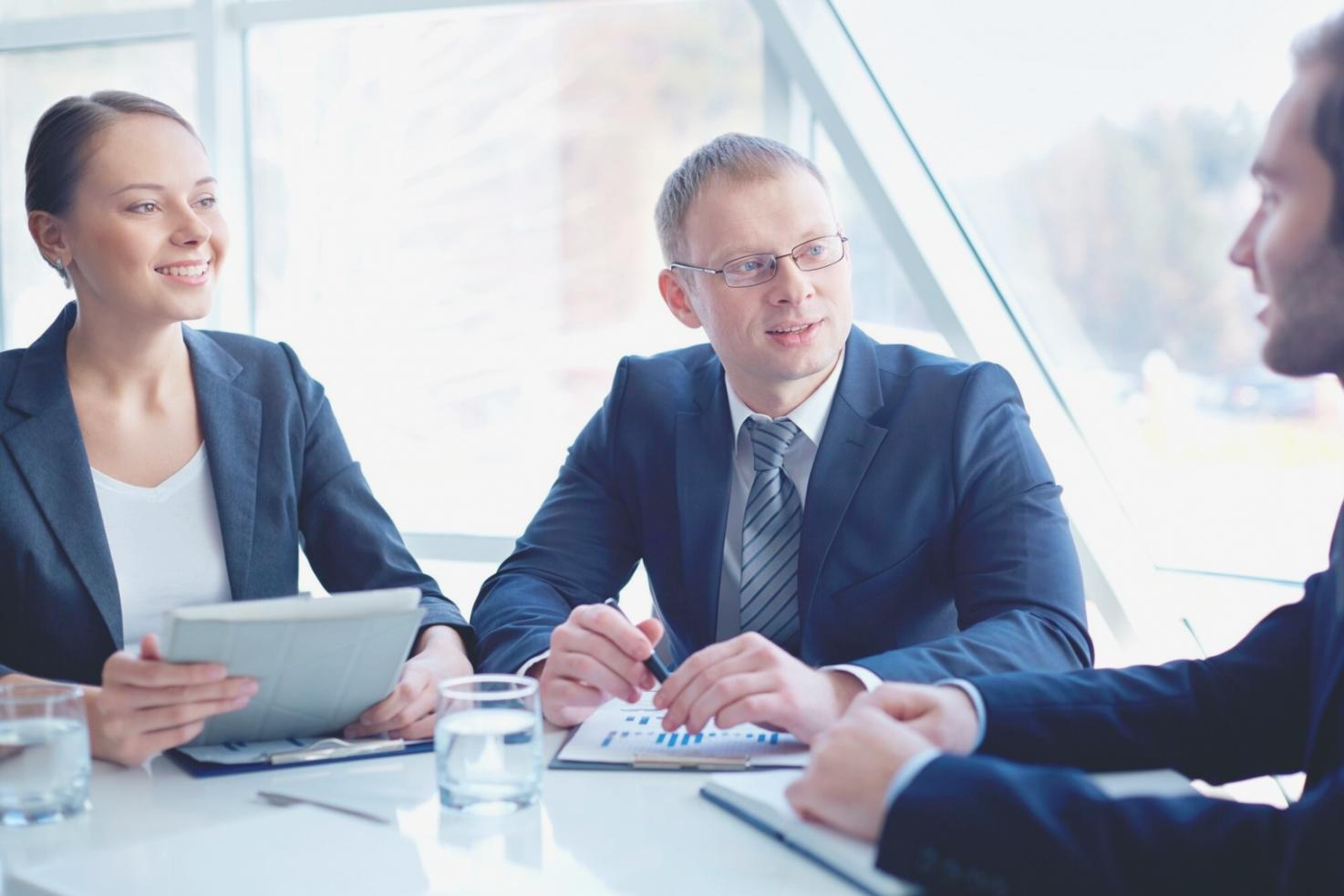 Esempio di composizione paesaggistica con elementi naturali in primo piano